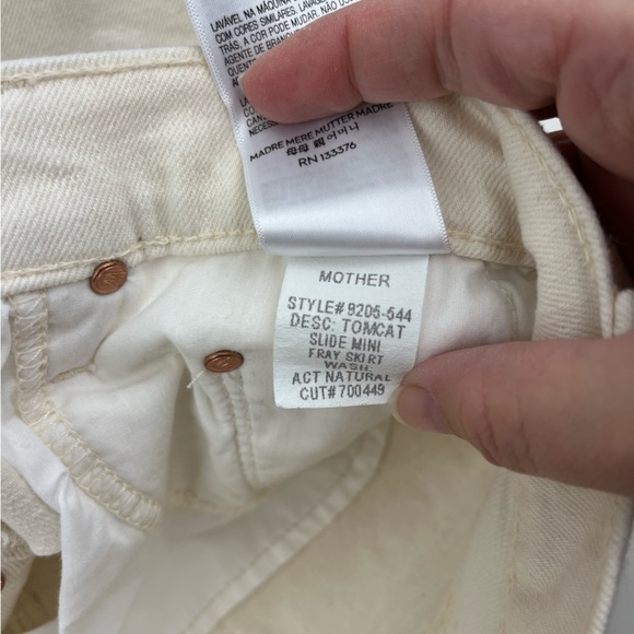 MOTHER The Tomcat slide mini fray skirt - Picture 10 of 11